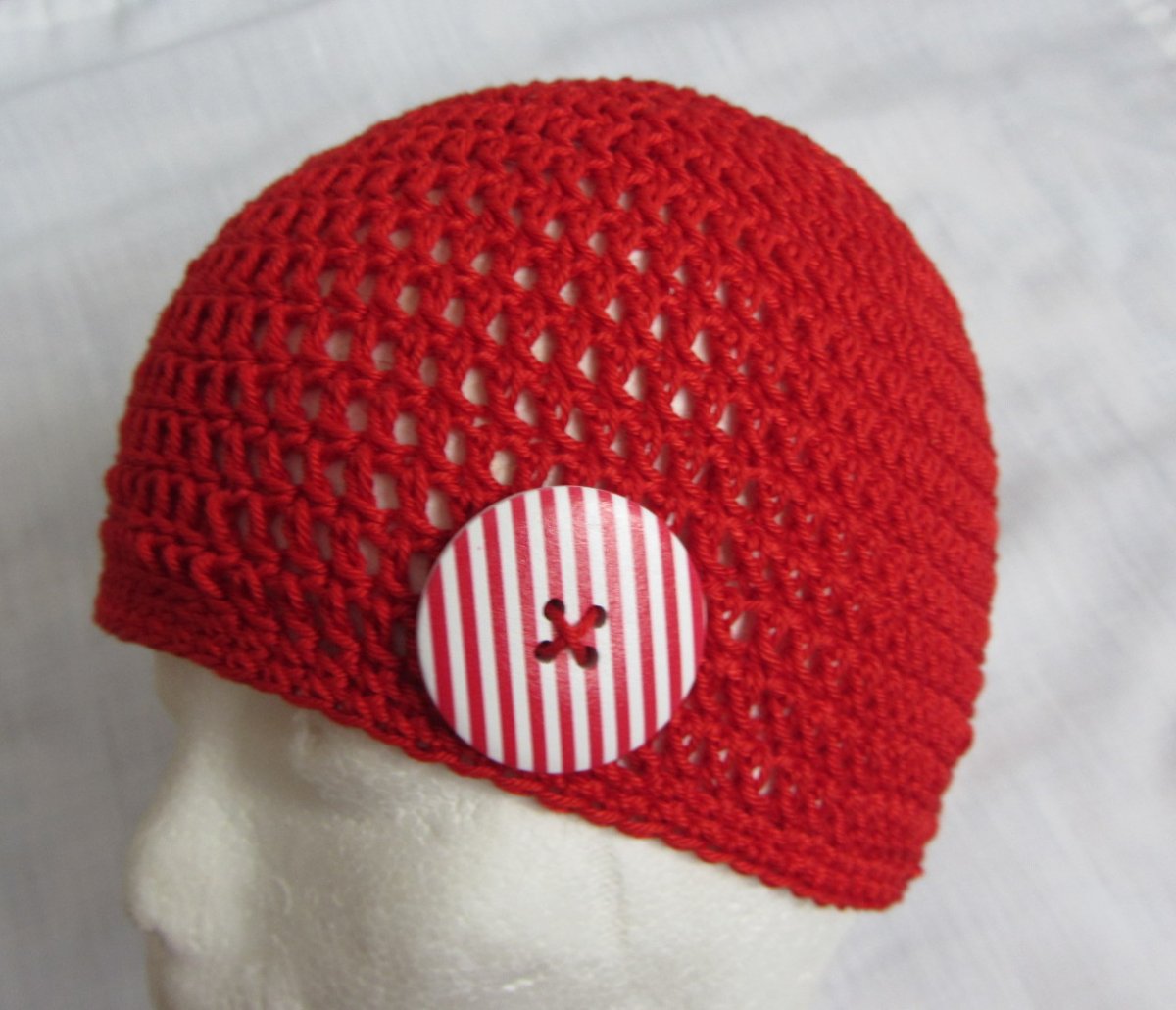 Háčkovaná čepice s knoflíkem