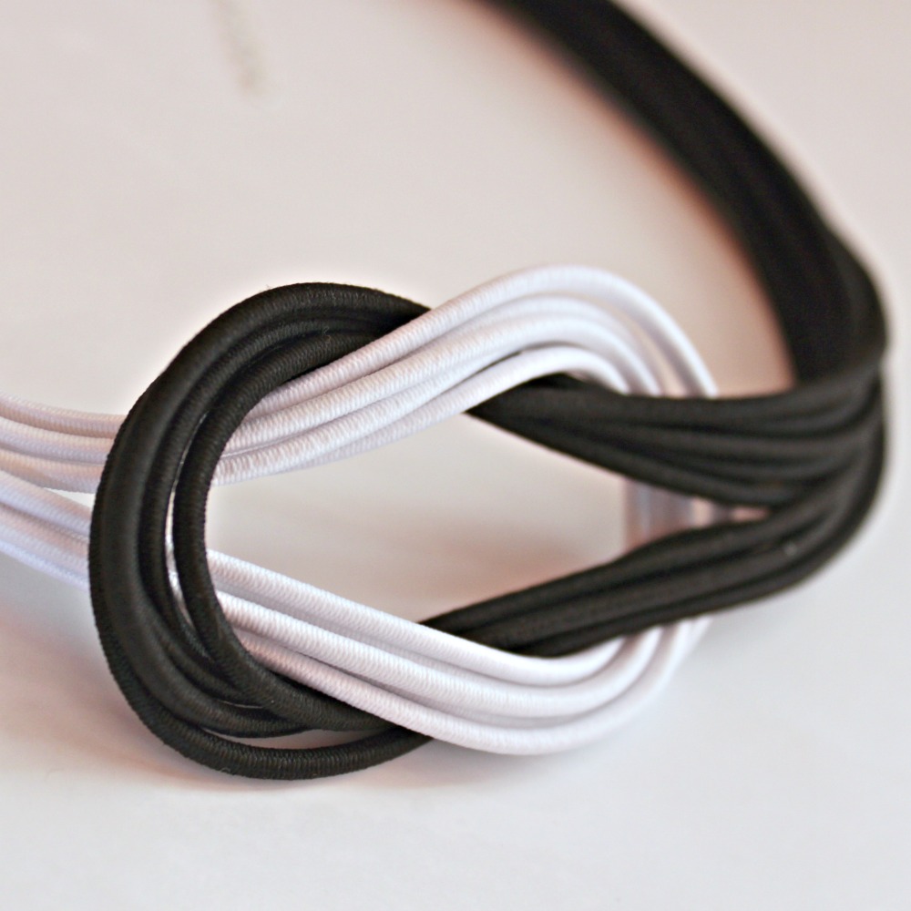 NÁHRDELNÍK: Uzlíkové kouzlení - Černobílý 2