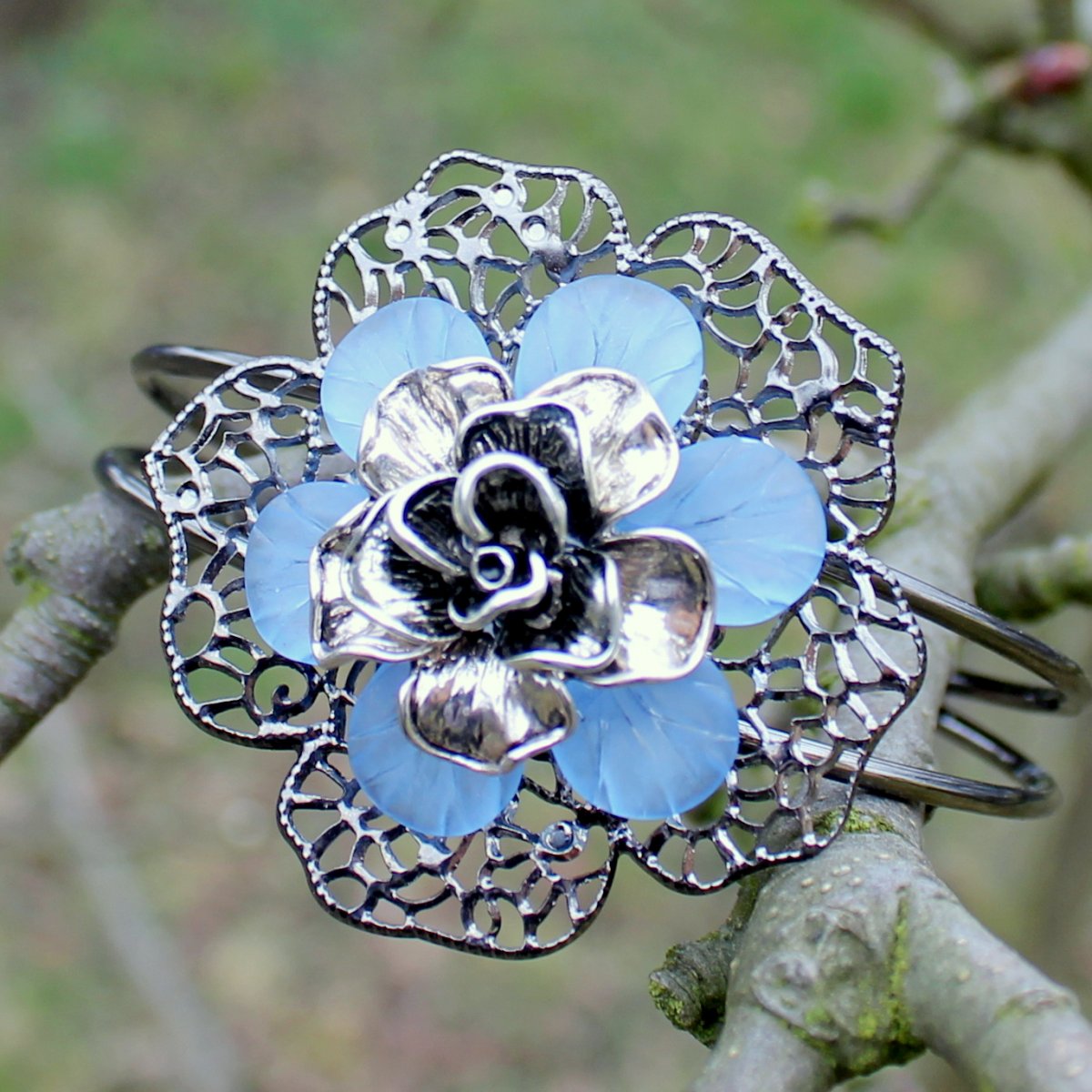 Náramek s květinou