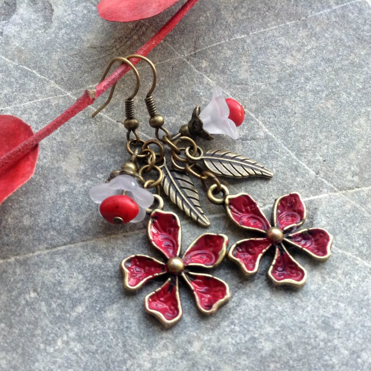 Bílé zvonečky s červenou kytičkou