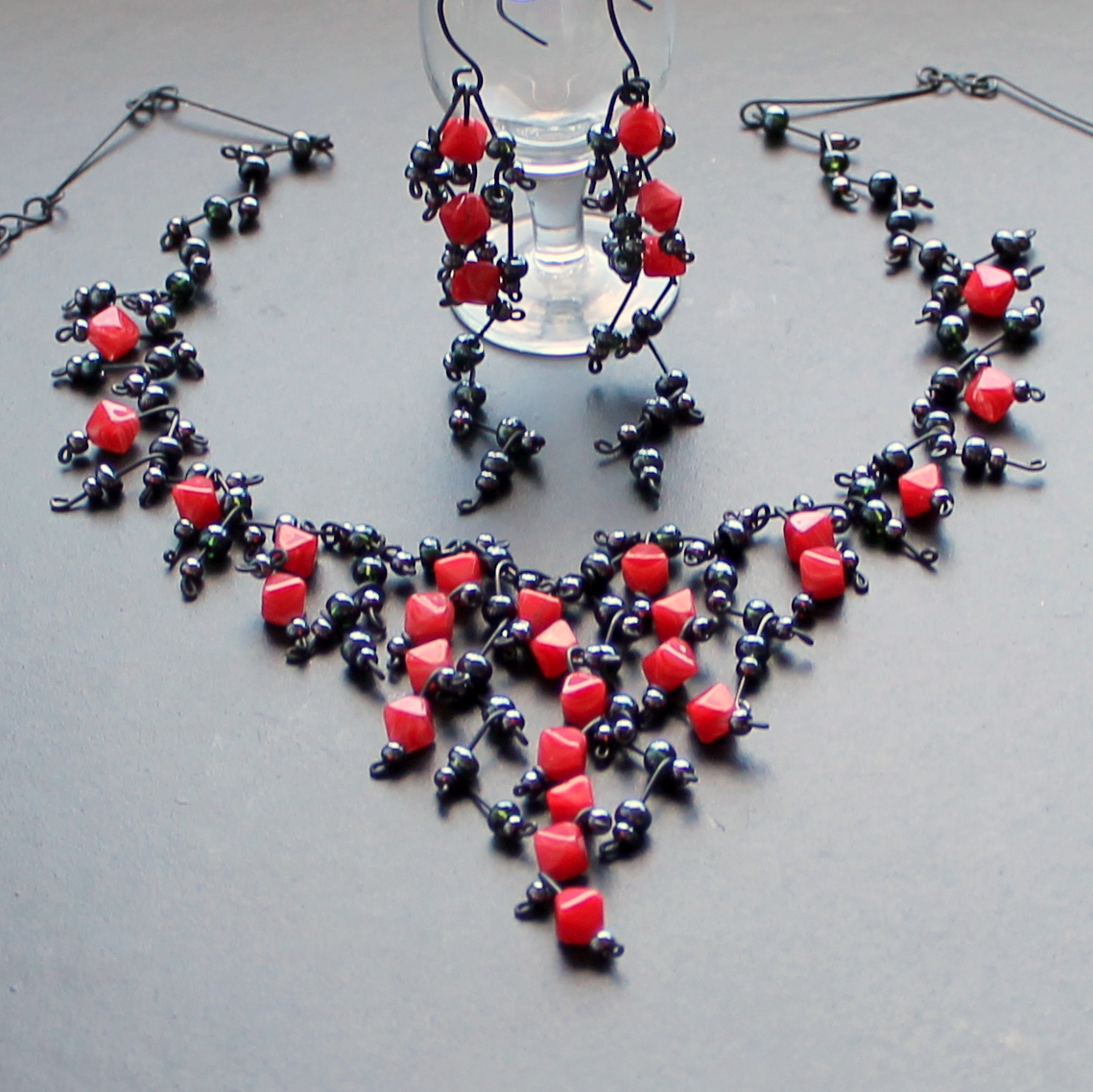 Spousta citu v antracitu