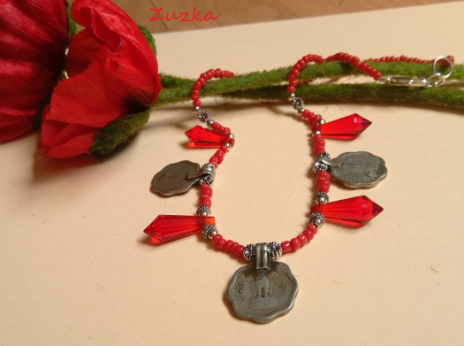 "Red Spikes náhrdelník s mincemi