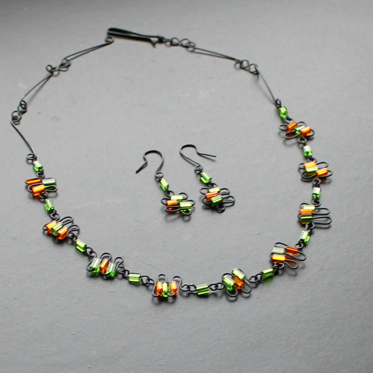 Oranžové a zelené vlnění