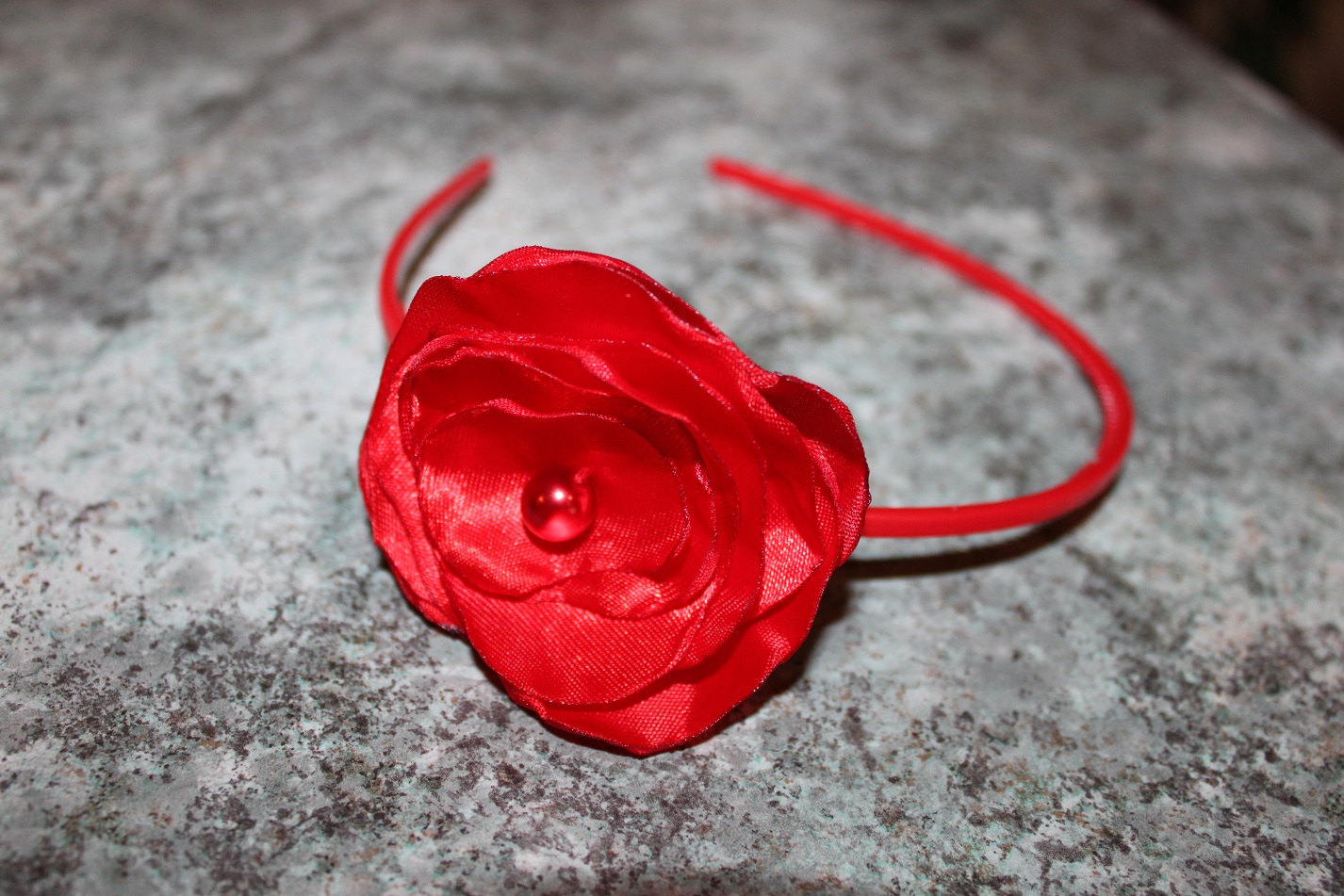 Červená čelenka s velkým červeným květem