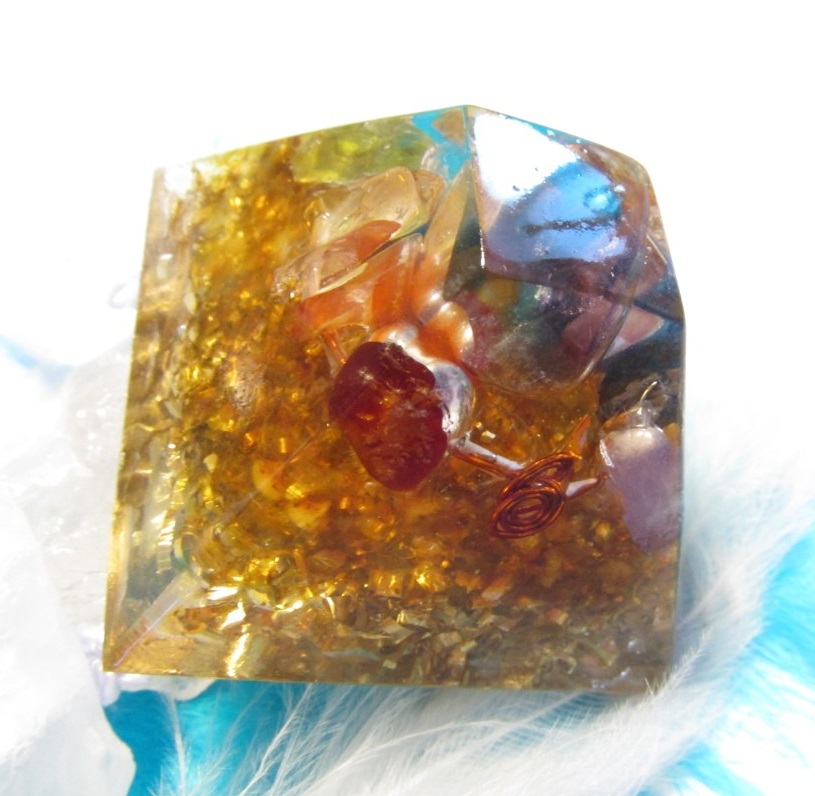 Čakrová mayská pyramida s jantarem a fluoritem