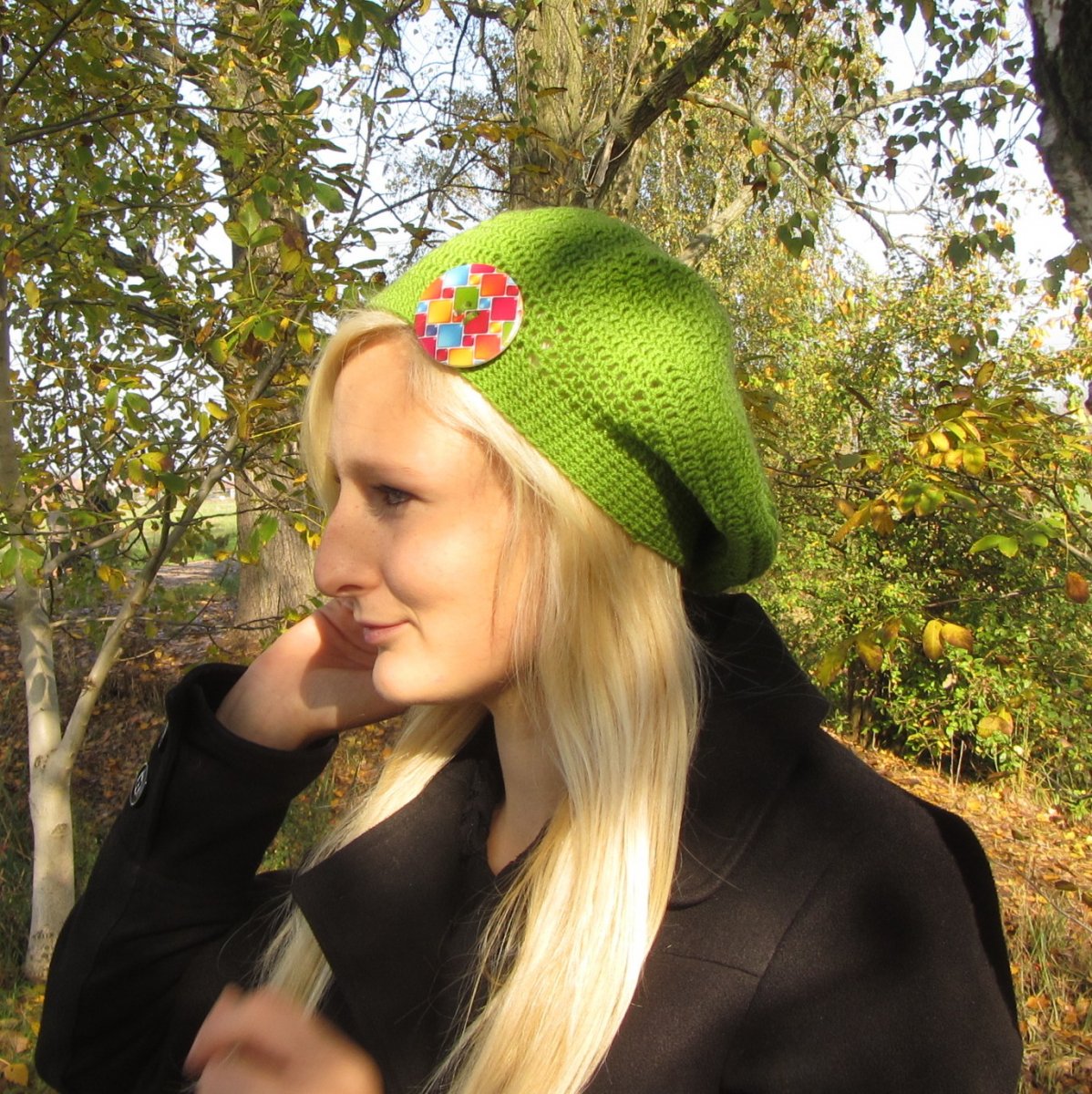 Háčkovaný baret s aplikací