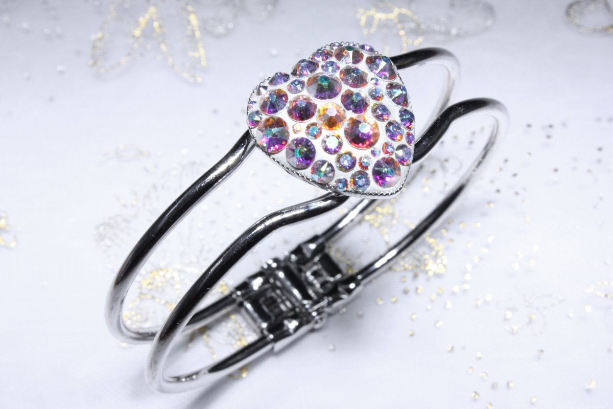 Bílý srdíčkový náramek