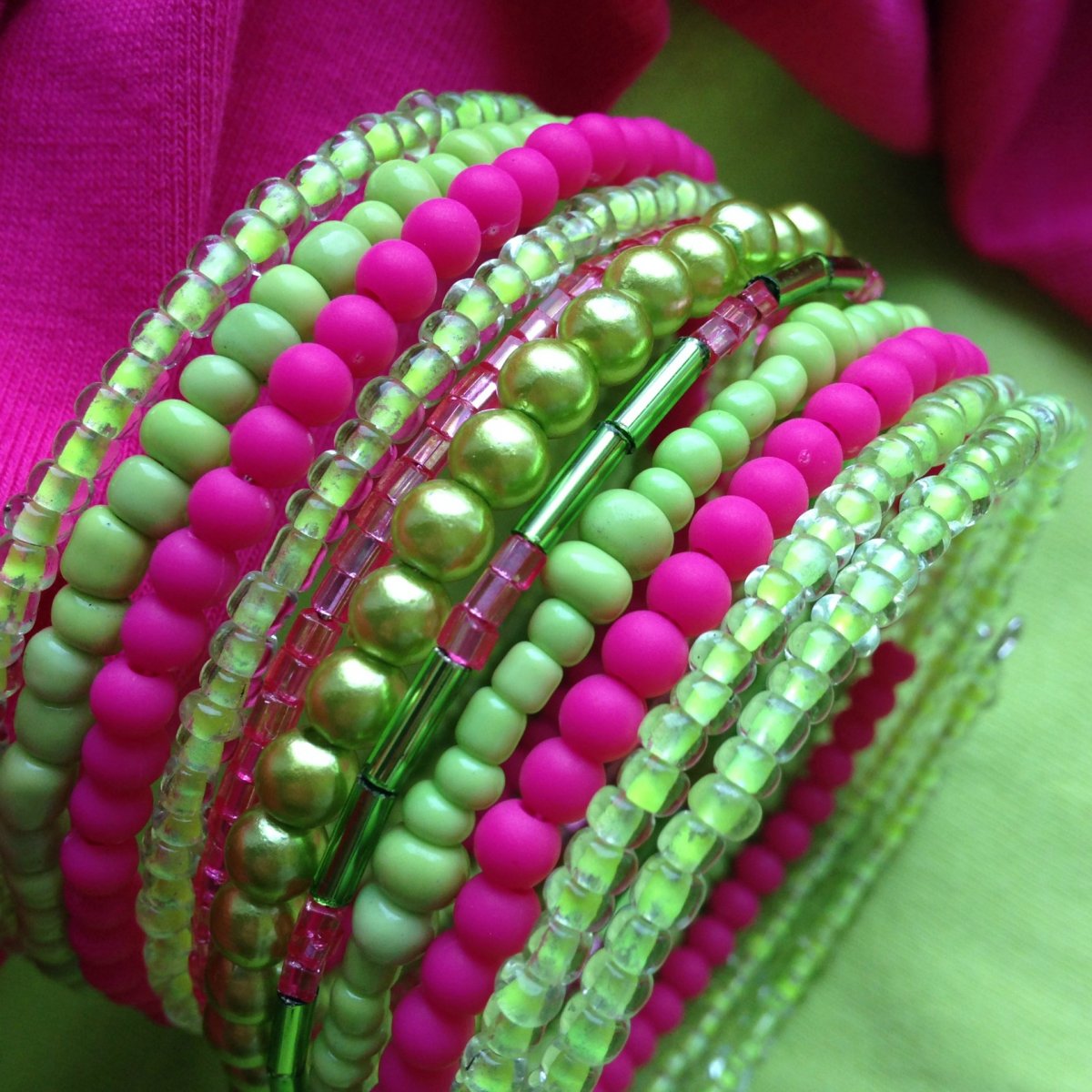 Zelenkavý s růžovou