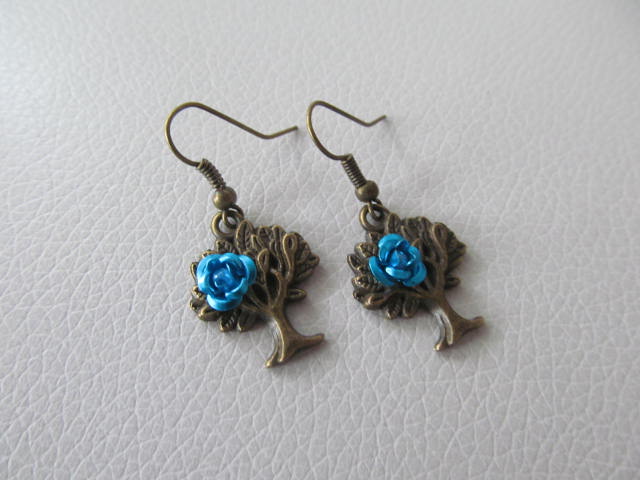 Strom s tyrkysovou růží    