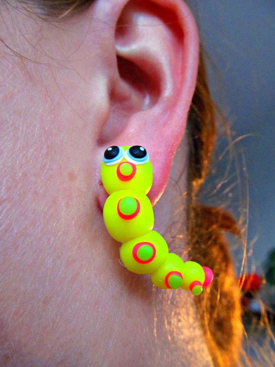 Hladová žlutě neonová housenka