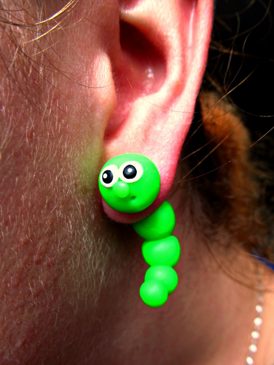 Housenka zeleně neonová skrz ucho - REZERVACE