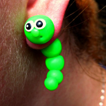 Housenka zeleně neonová skrz ucho - REZERVACE