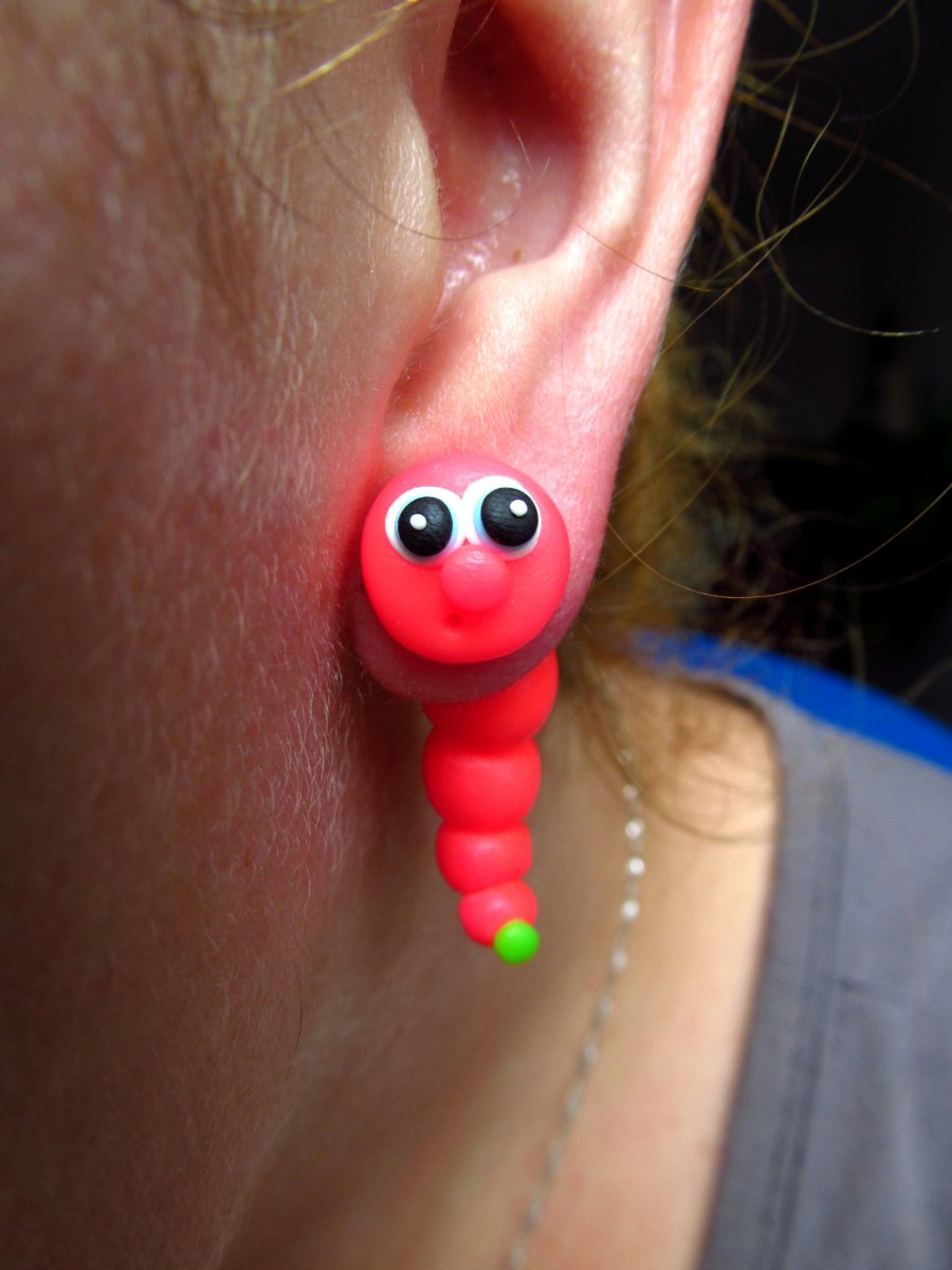 Neonová housenka skrz ucho