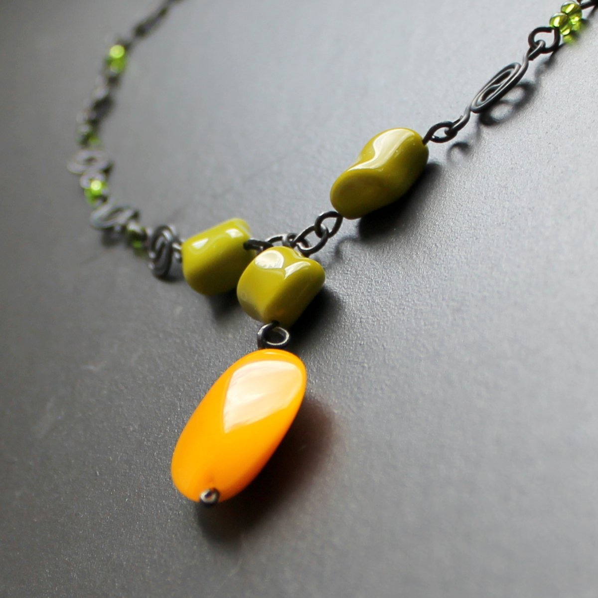 PAMPELIŠKA V JARNÍ TRÁVĚ