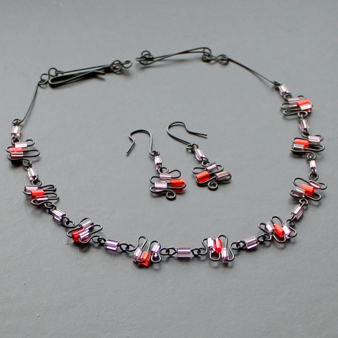 FIALOVÉ A ČERVENÉ VLNĚNÍ