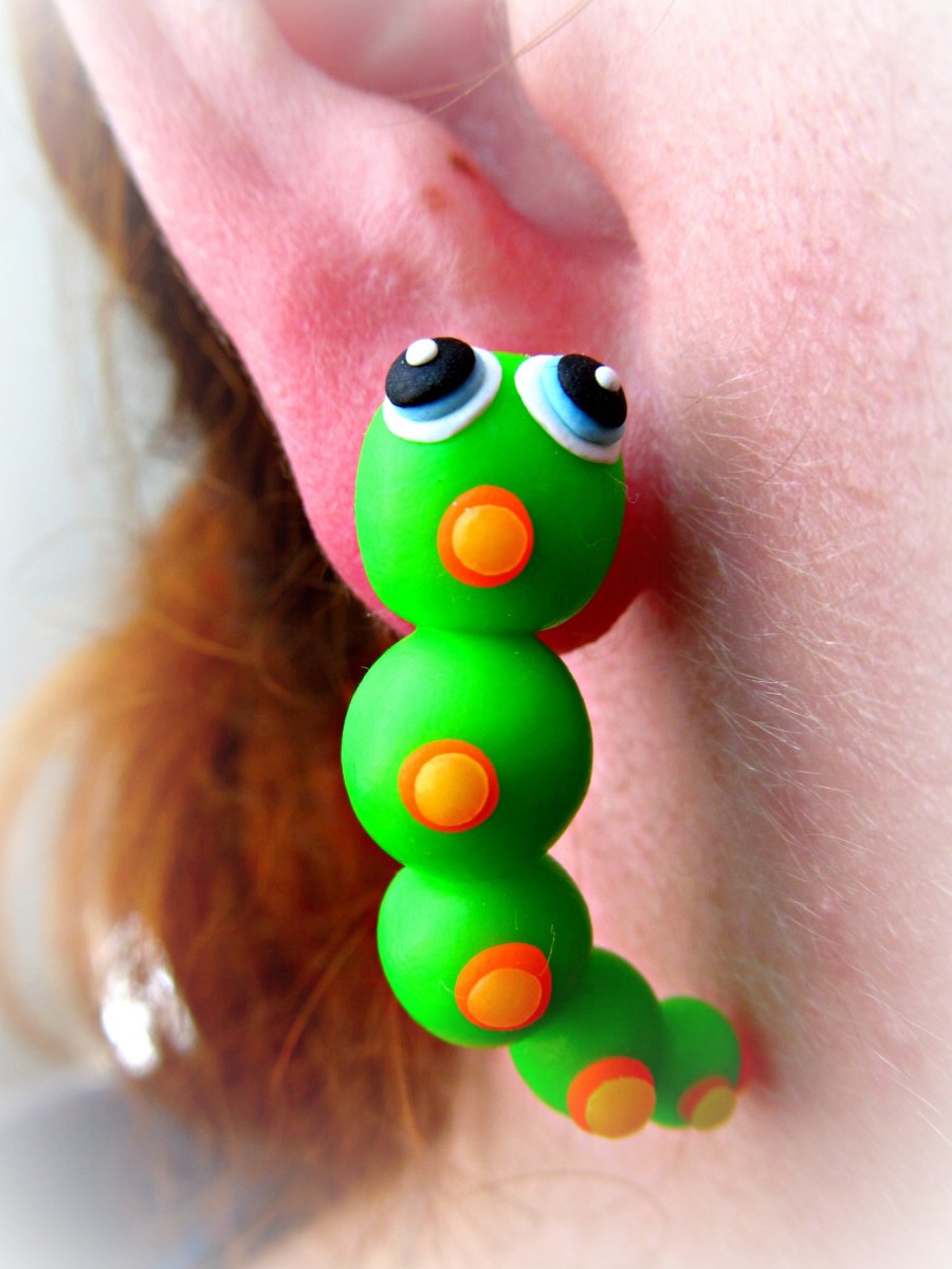 Hladová nenová housenka