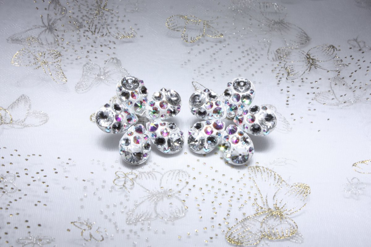 Bílé kytičkové náušnice 2