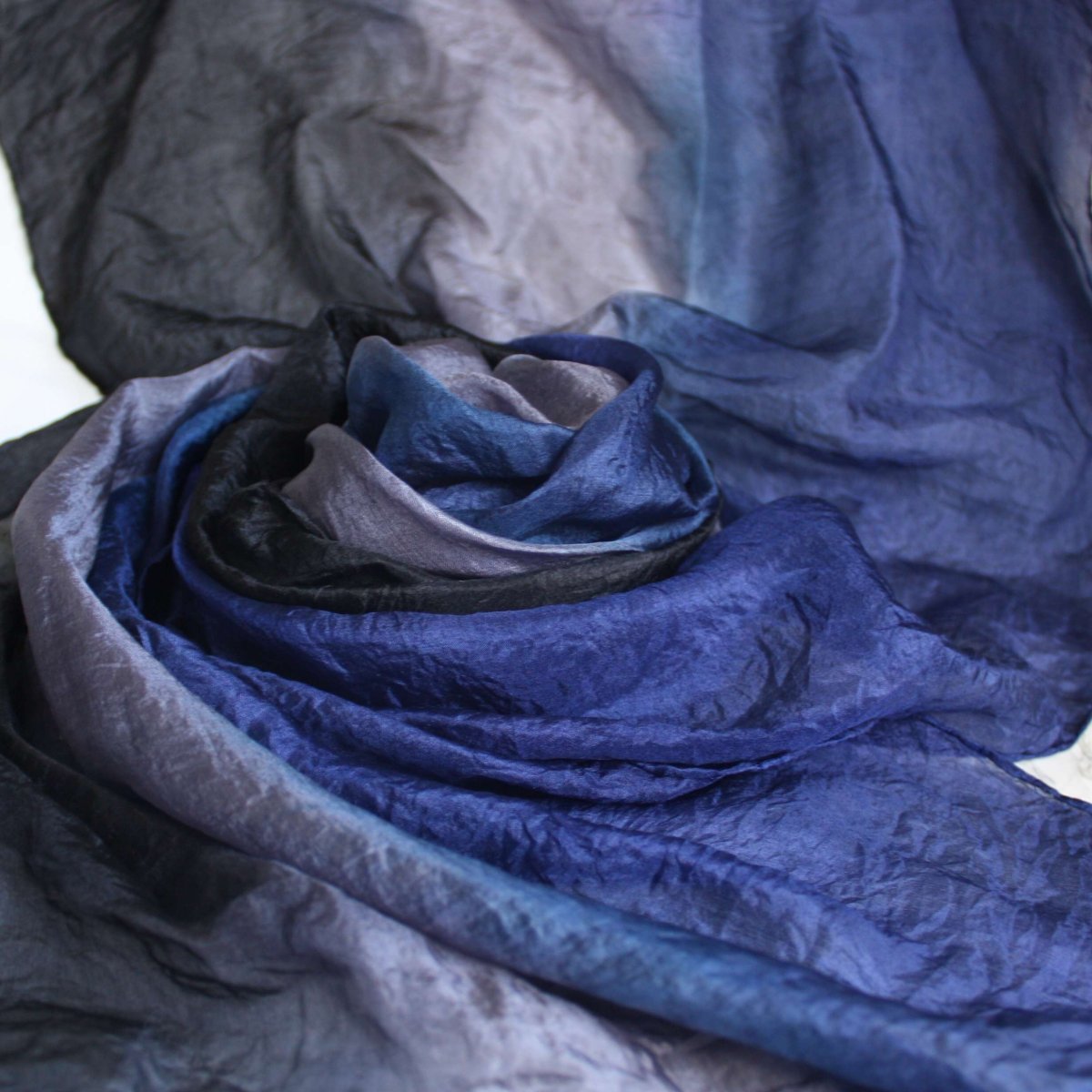 hedvábná šála černo-šedo-modrá