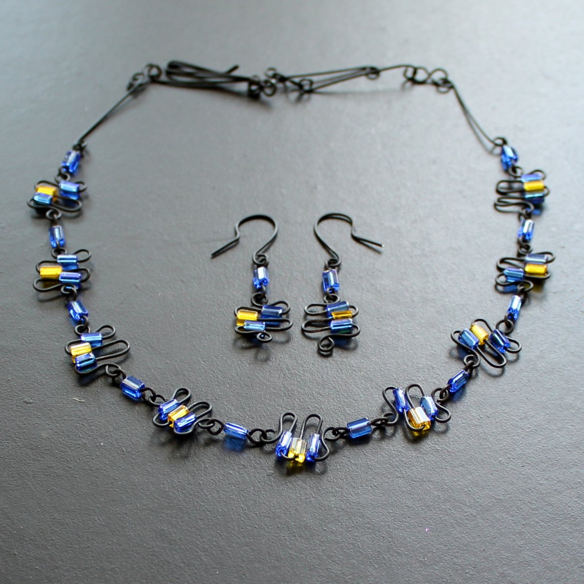 MODRÉ A ŽLUTÉ VLNĚNÍ