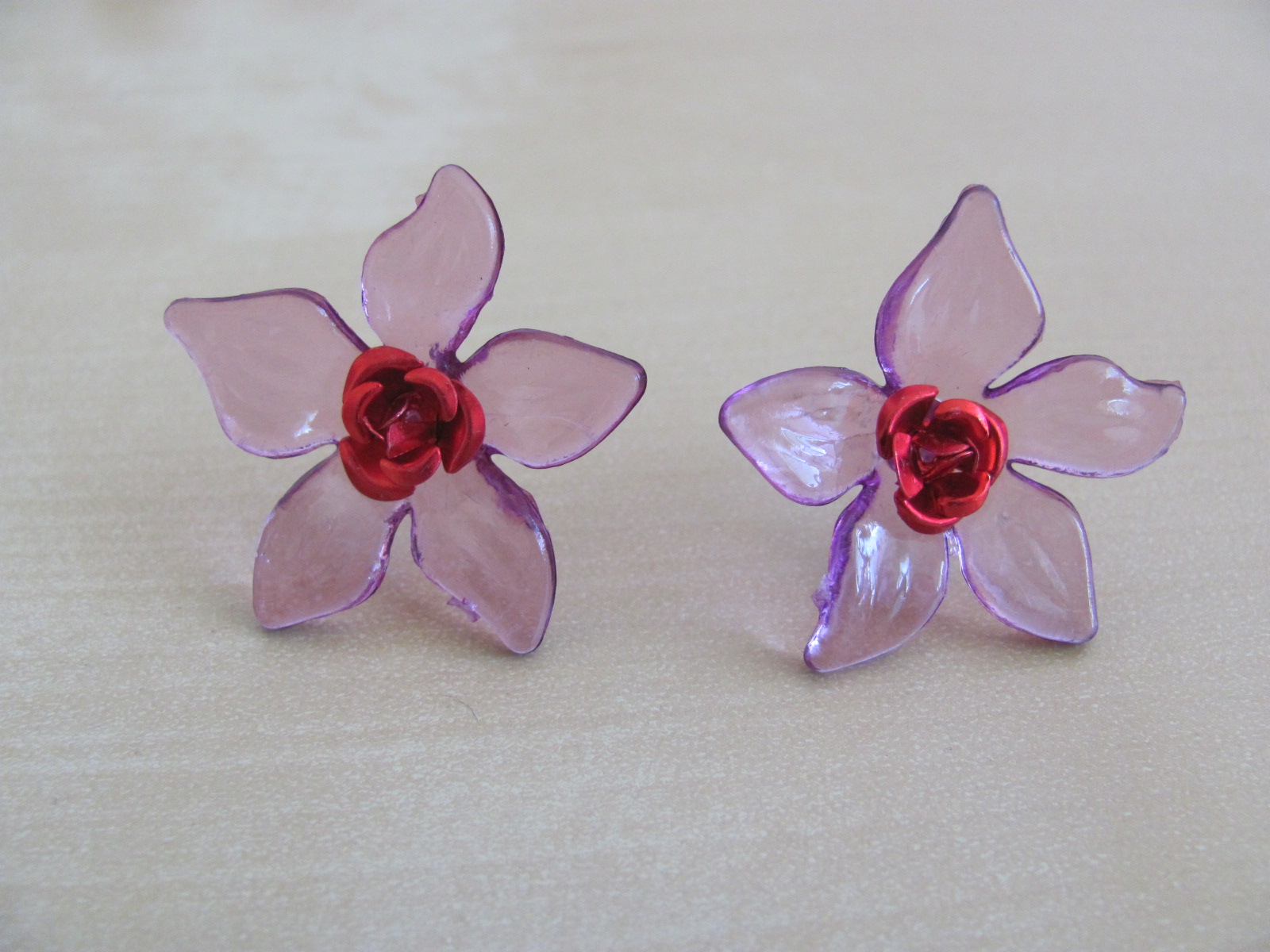 Fialový květ - červená růžička