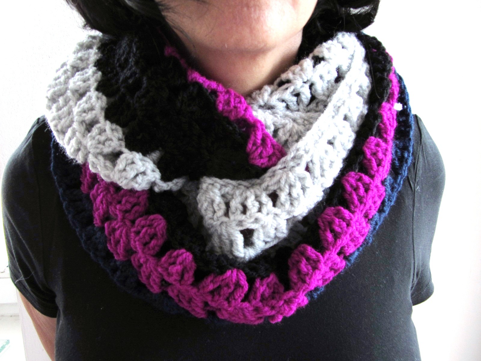 NÁKRČNÍK HÁČKOVANÝ MOHUTNÝM VZOREM