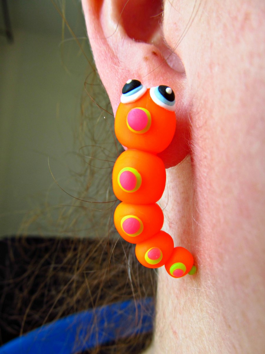 Neonově oranžová housenka 