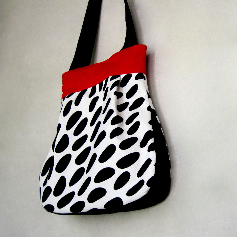 Černobílá s červeným lemem