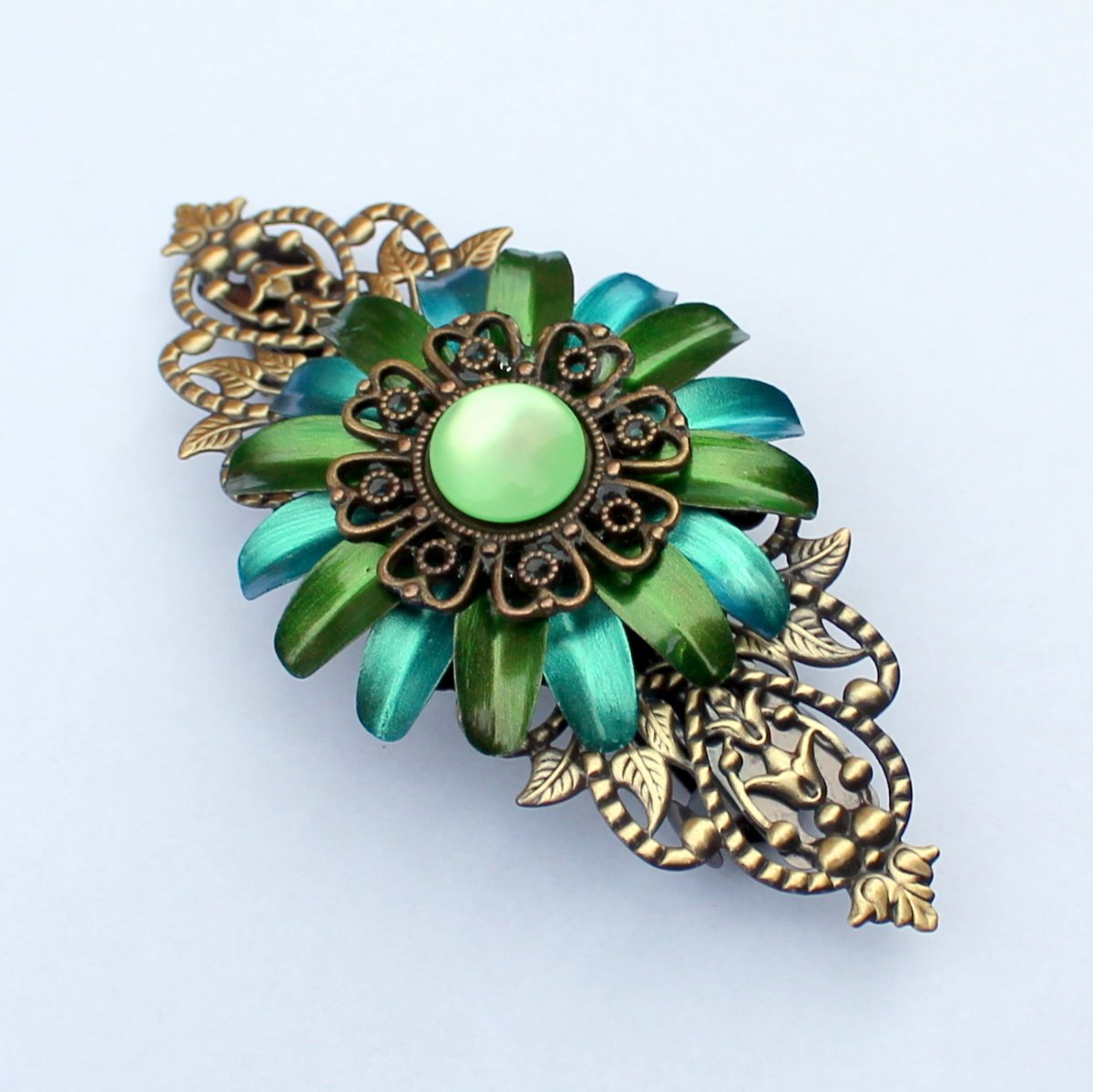 Rozkvetlá luxusní spona.