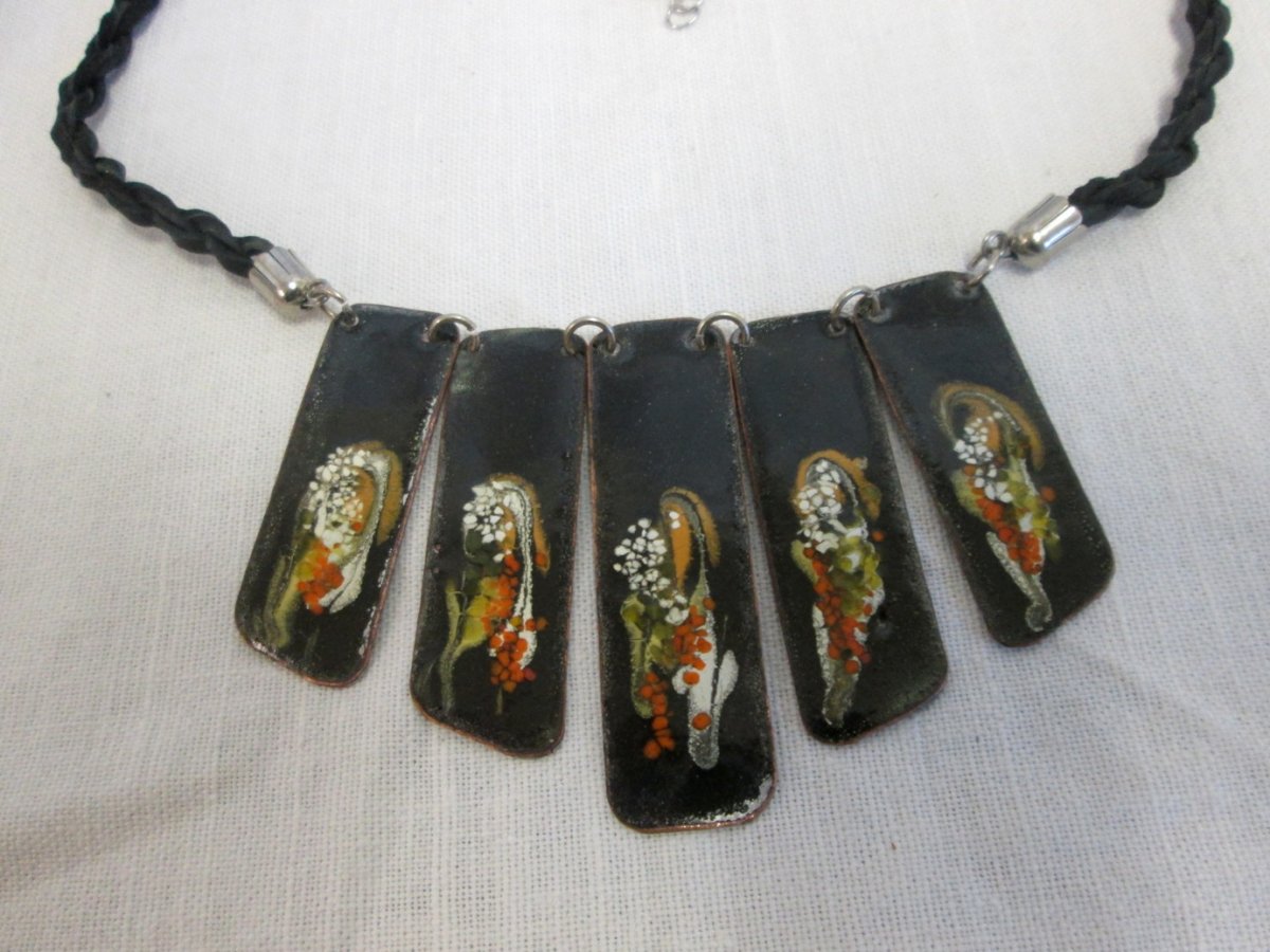 smaltovaný náhrdelník 