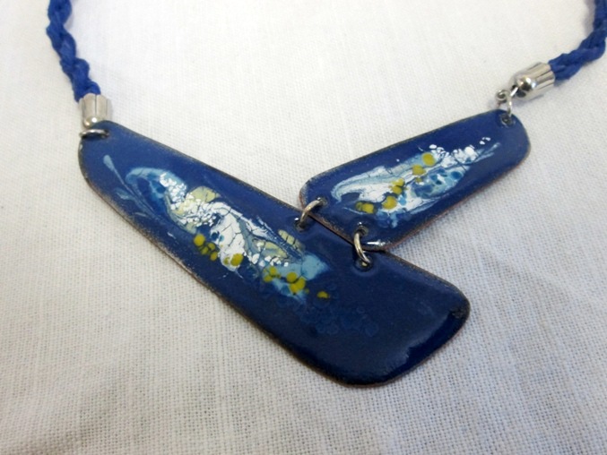 smaltovaný náhrdelník 