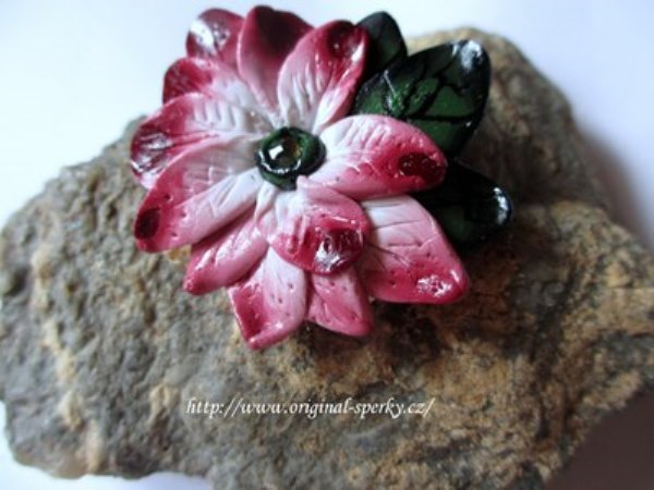 Brož kytička růžová