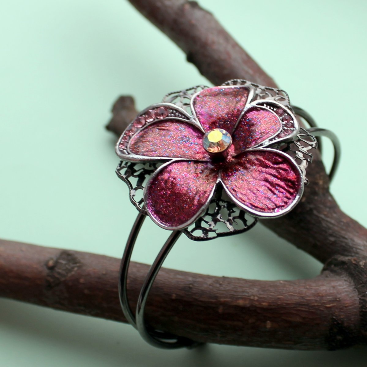 Náramek s květinou