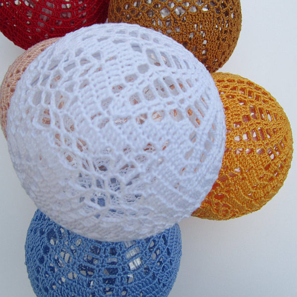 Bílá krajková koule