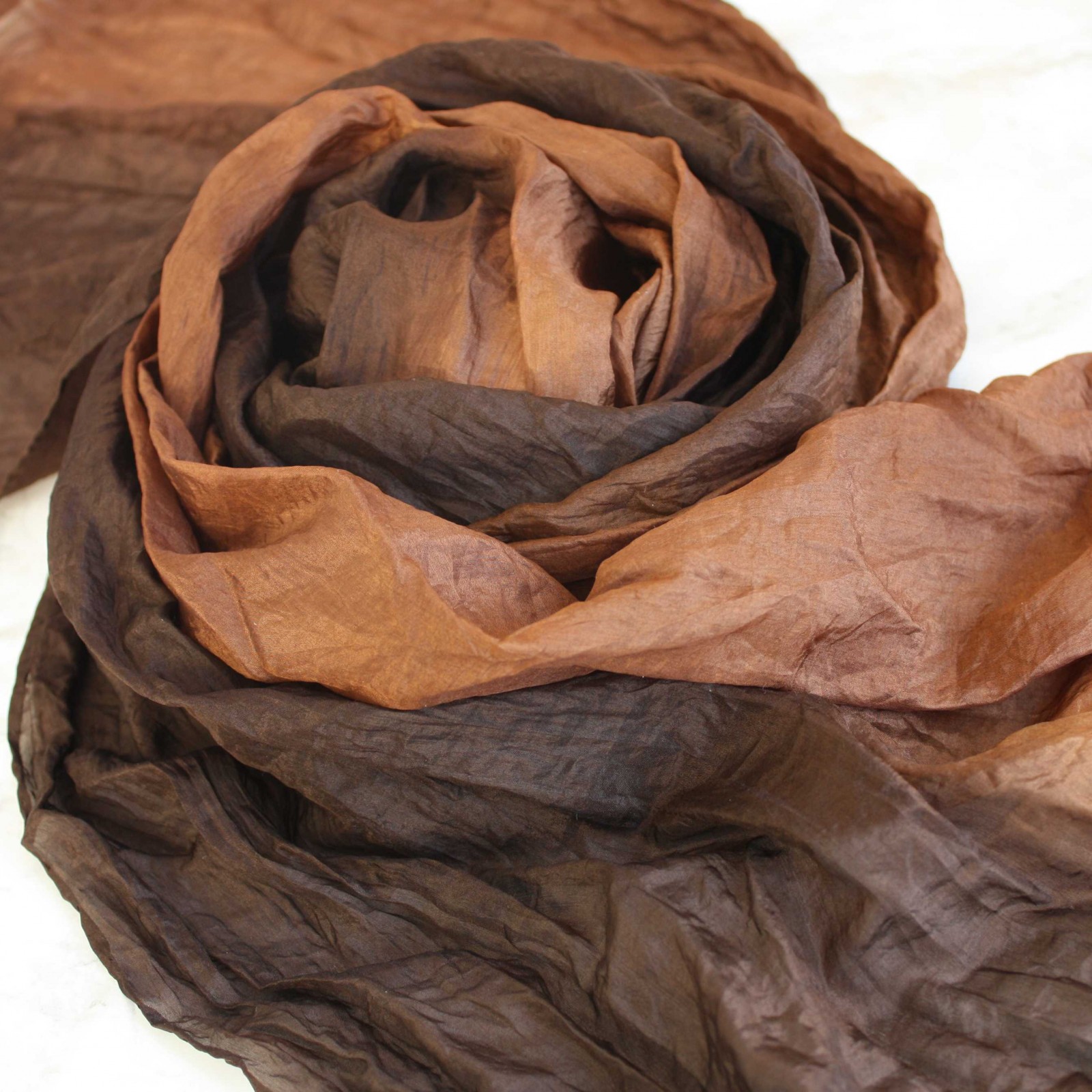 vrapovaná hedvábná šála hnědá