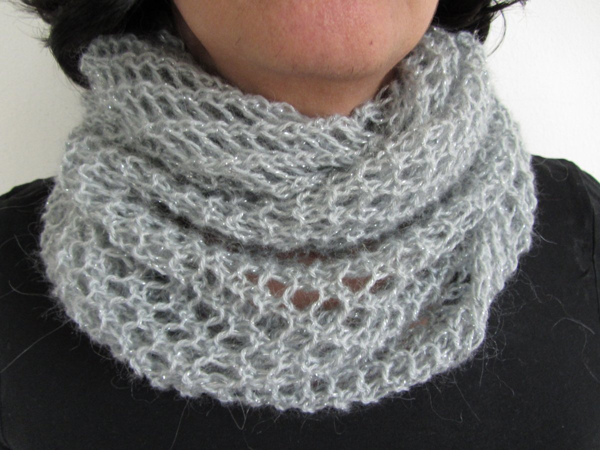 STŘÍBŘITĚ ŠEDÝ NÁKRČNÍK