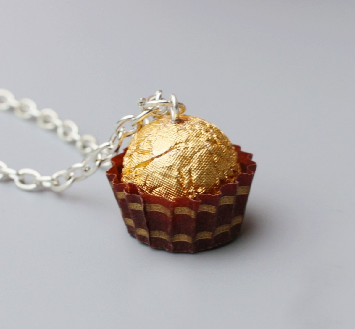  mini bonbon Ferrero Rocher na krk