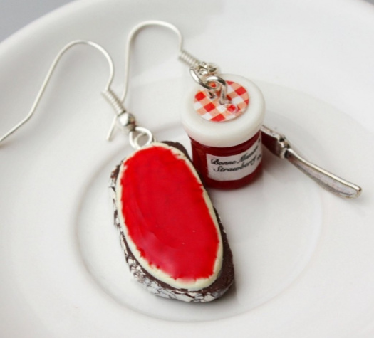 chleba s jahodovou marmeládou