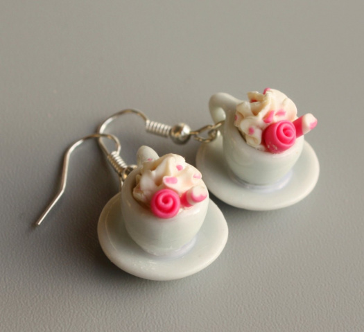 kávové hrníčky dozdobené růžičkami