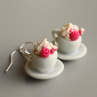 kávové hrníčky dozdobené růžičkami