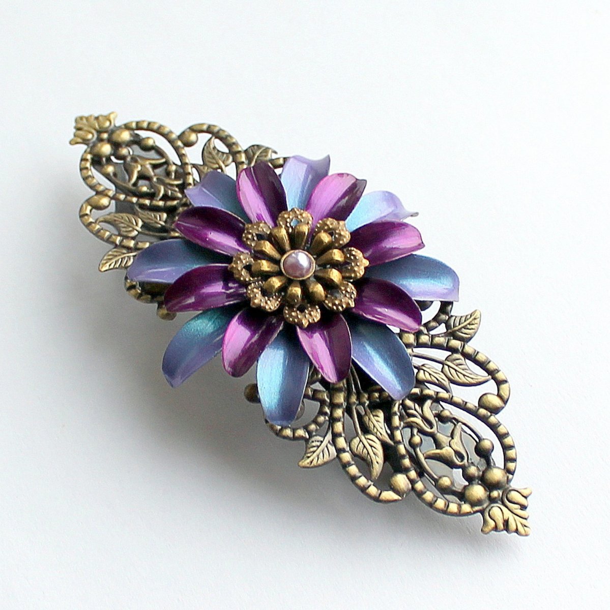 Rozkvetlá luxusní spona.