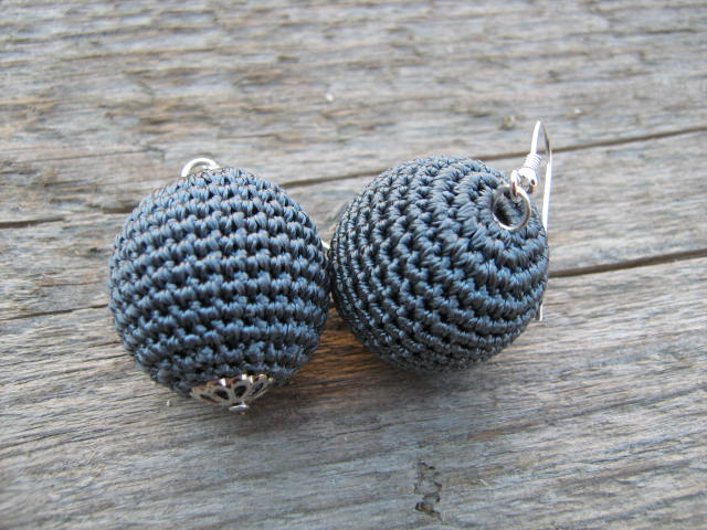 háčkované kuldy- tmavá šedá