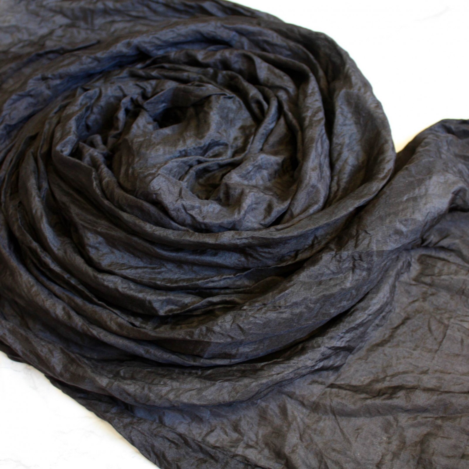vrapovaná hedvábná šála černá