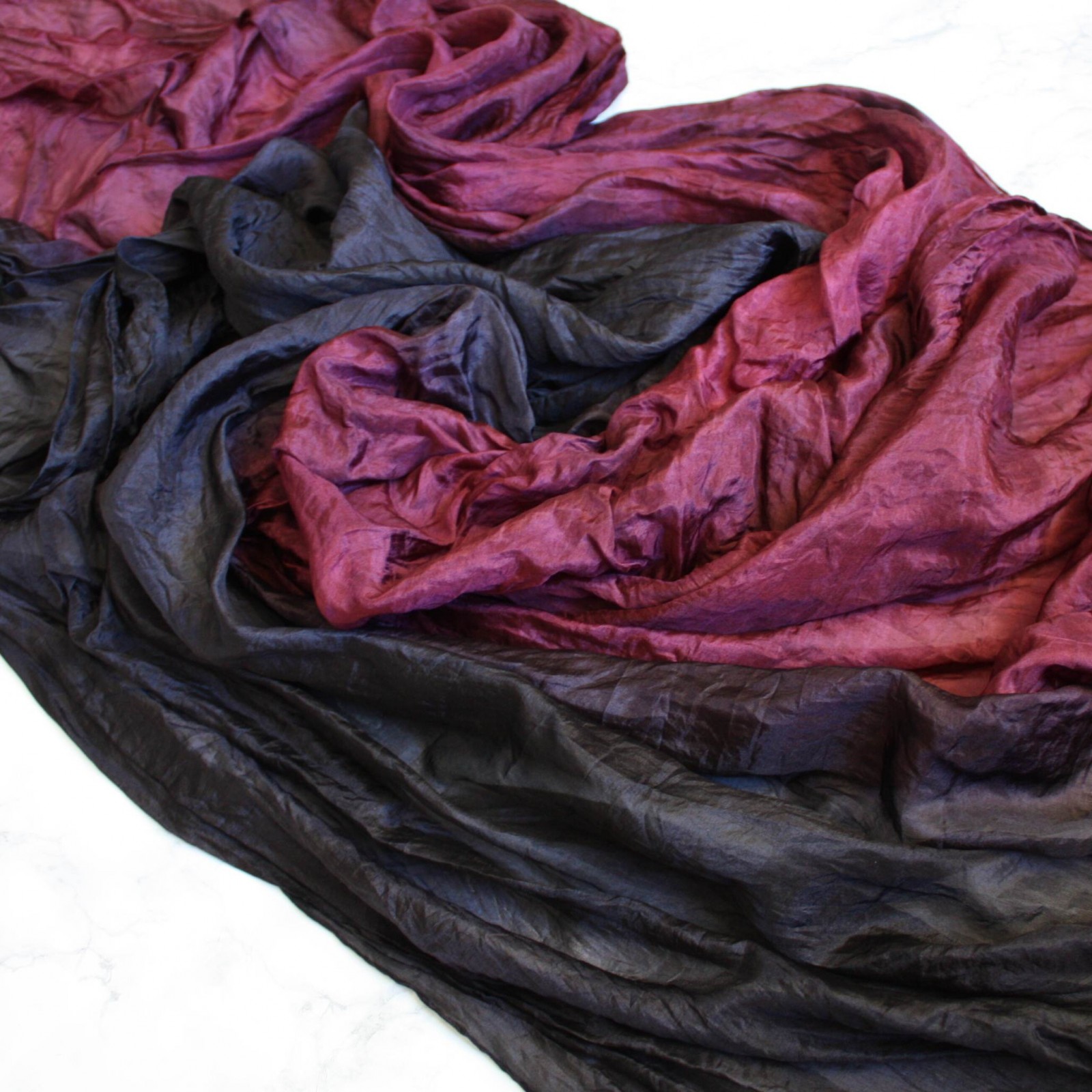 hedvábný pléd černo-červený 180x90