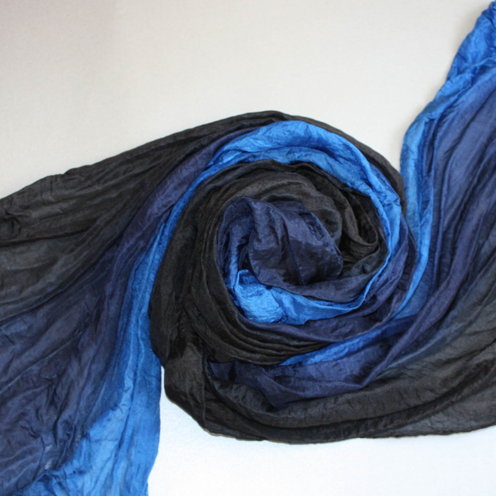 vrapovaná hedvábná šála černo-modrá