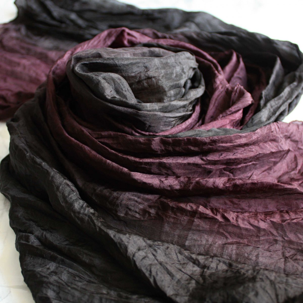 vrapovaná hedvábná šála černo-červená