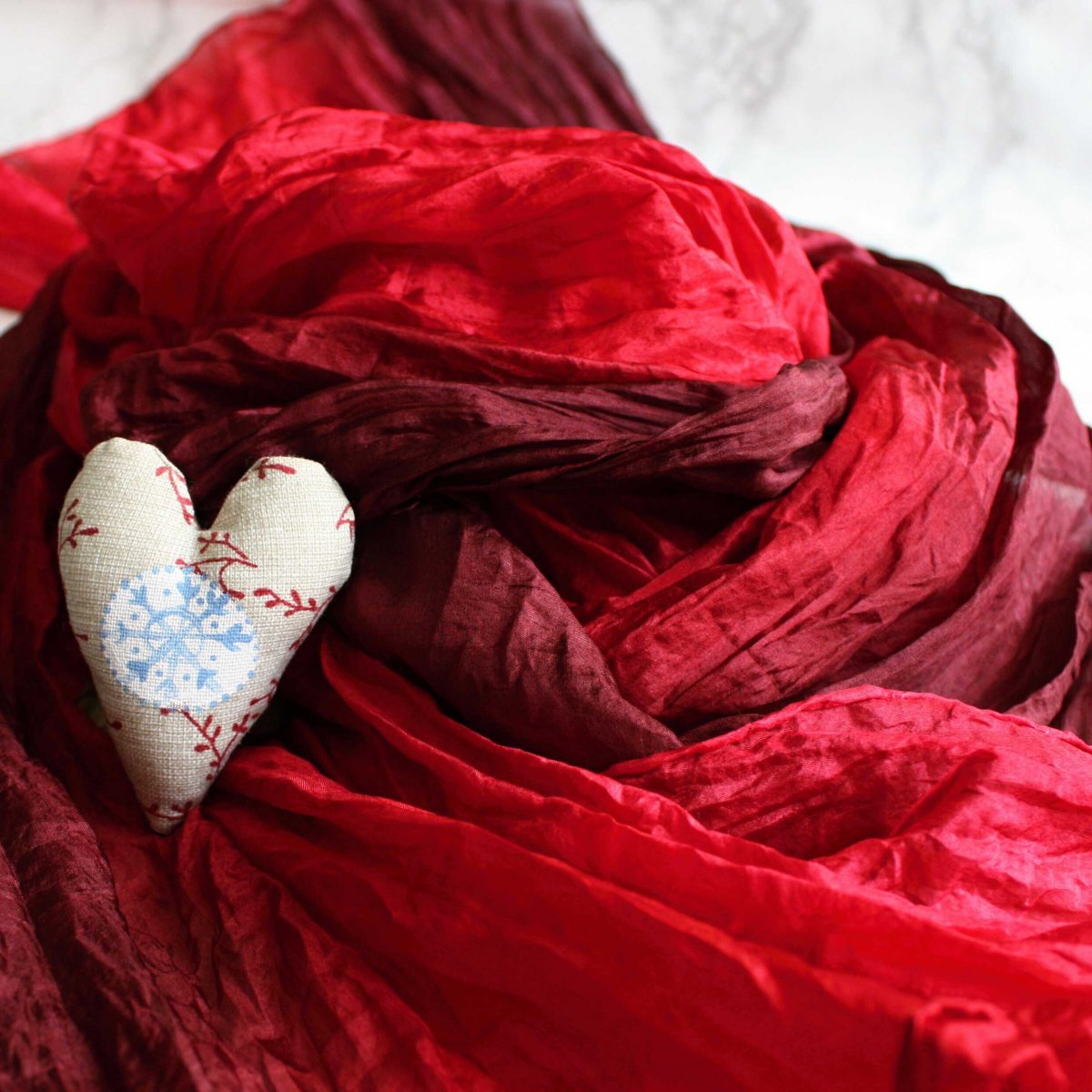 vrapovaná hedvábná šála červená