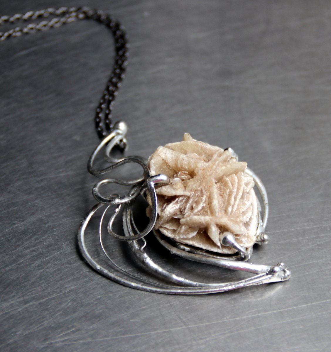 NÁHRDELNÍK POUŠTNÍ RŮŽE