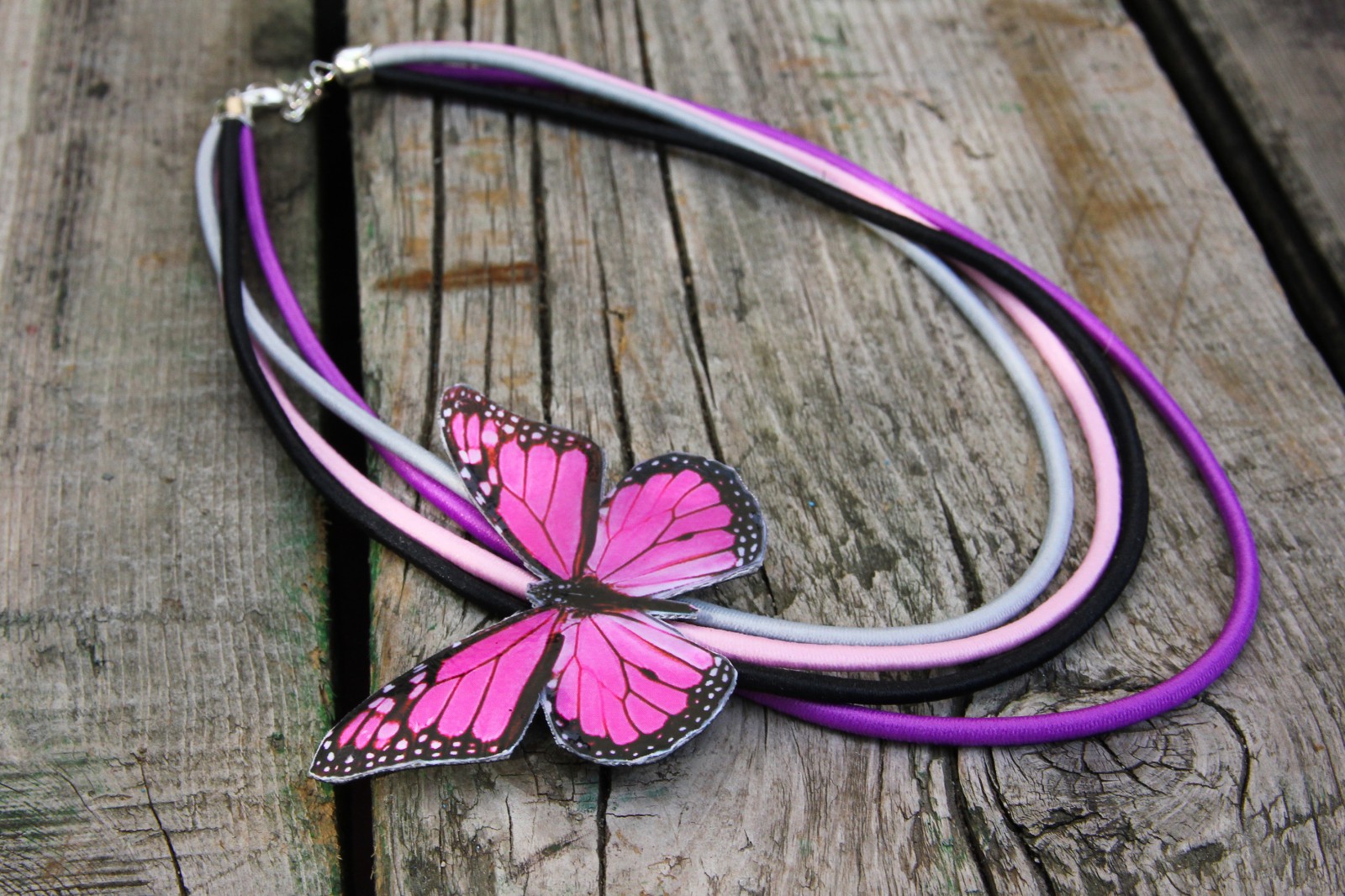 Od černé do fialové s motýlkem