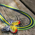 Modro-žlutý náhrdelník s motýlkem