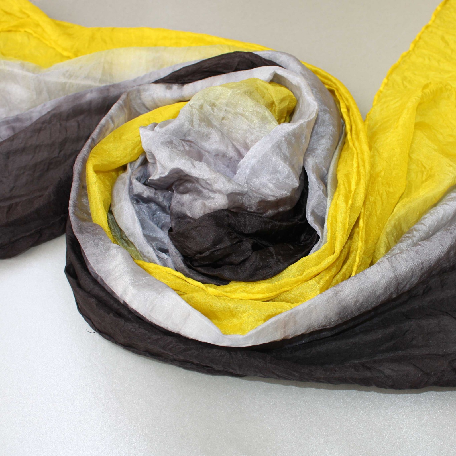 hedvábná šála černo-šedo-žlutá